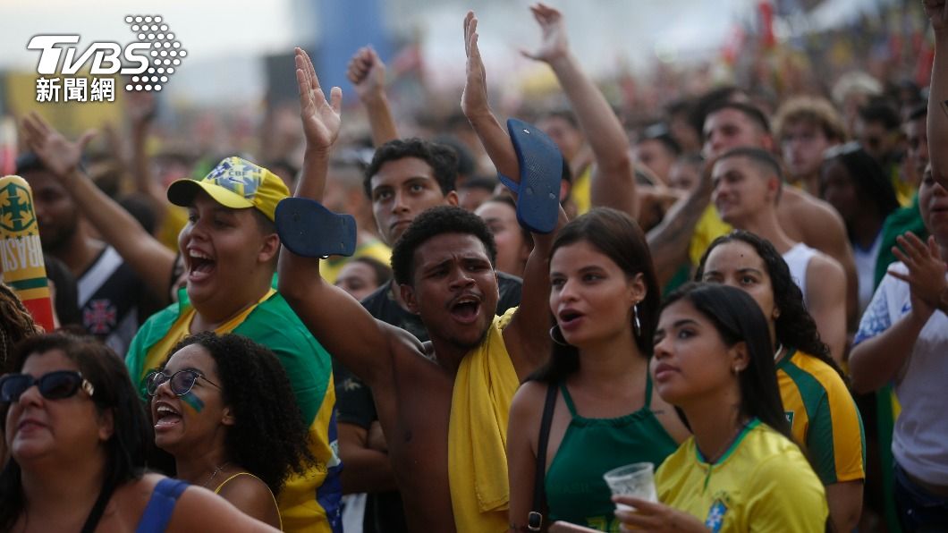 巴西的日常經常結合啤酒和足球。（圖／達志影像美聯社）