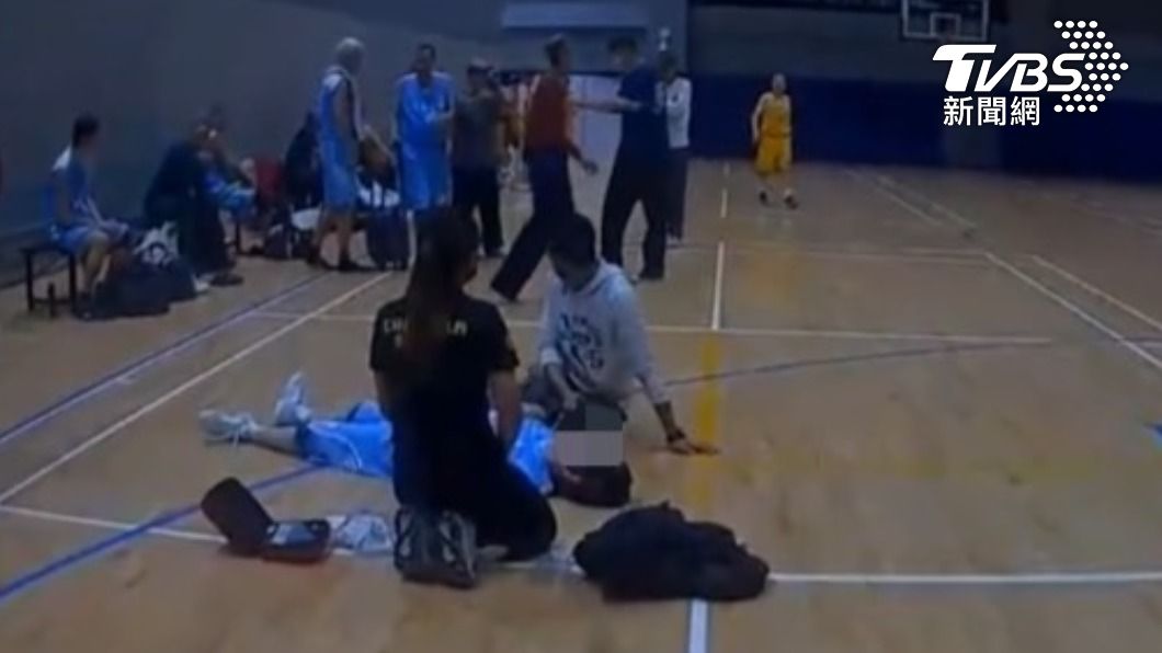 男子打籃球打到一半，昏厥倒地失去呼吸心跳。（圖／TVBS）