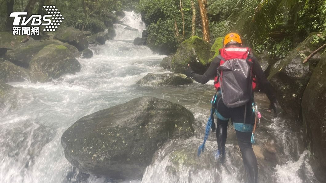 秀峰義消特搜分隊今日在老梅里青山瀑布區域進行溪谷搜救訓練。（圖／TVBS）