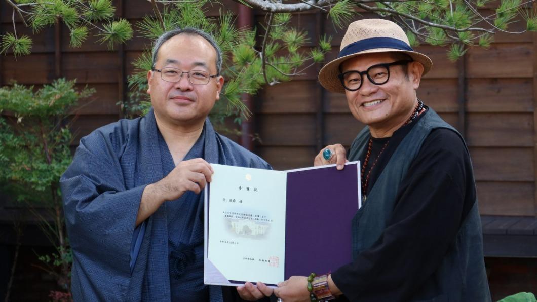 許效舜（右）與日本京都市「觀光室長」山本太郎（左）合影。（圖／經紀人Joey提供）