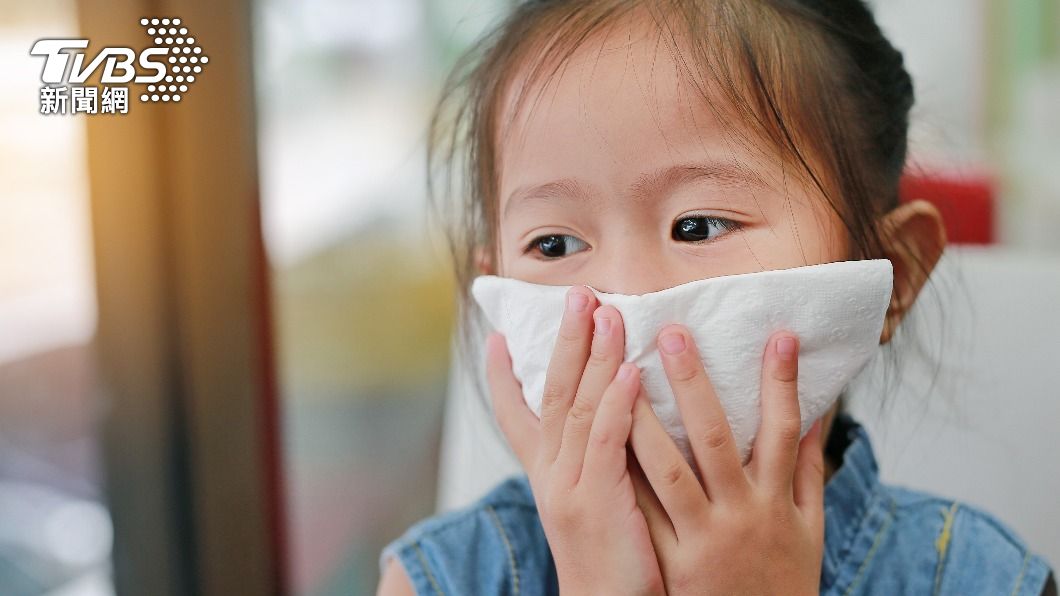 孩子若出現長期咳嗽症狀，要小心他們可能染上黴漿菌病毒。（示意圖，非當事人／shutterstock達志影像）