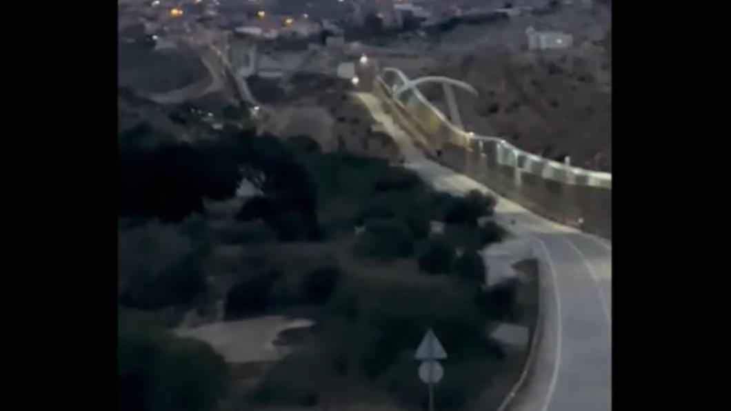 有偷渡客利用滑翔傘成功進入梅利利亞。（圖／翻攝自Faro news YouTube ）