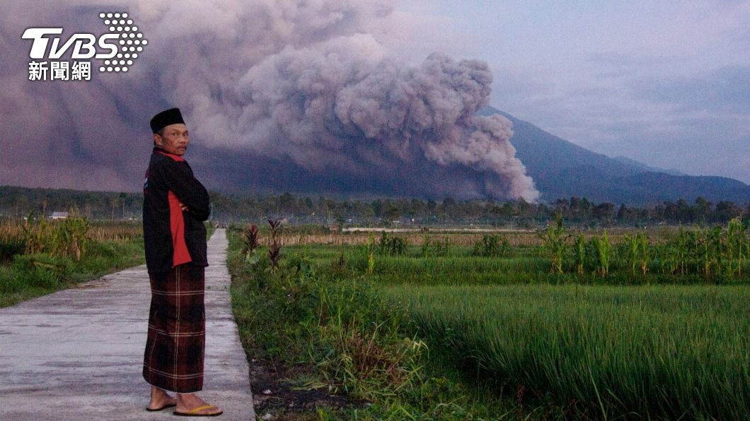 印尼塞梅魯火山噴發近2000人疏散。（圖／達志影像美聯社）