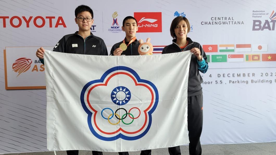 易仲祥（中）在U15男單金牌賽中，為台灣拿下本屆在亞青賽第一金。（圖／翻攝自臺北市中山國中羽球隊臉書）