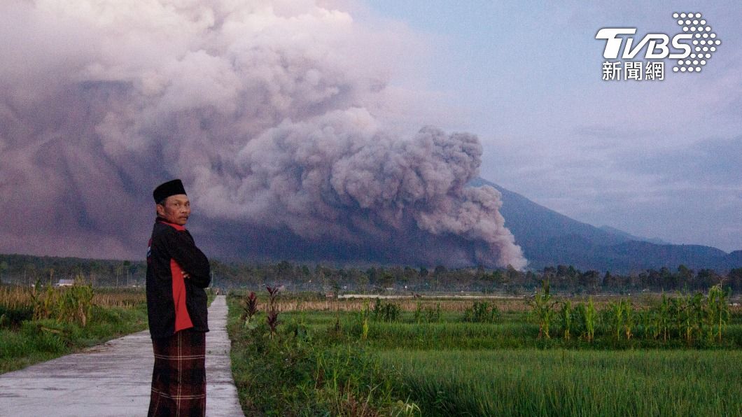 印尼爪哇島居民在火山剛噴發時於遠處觀看。（圖／達志影像美聯）