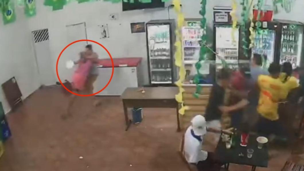 巴西酒吧發生一起槍擊事件。（圖／翻攝自@noticiasdapc Twitter）