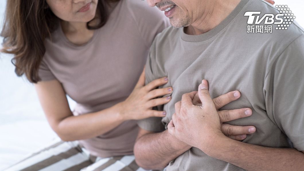 醫師提醒，如出現30分鐘以上胸痛，應高度懷疑是心臟病發作。（示意圖，非當事人／shutterstock達志影像）