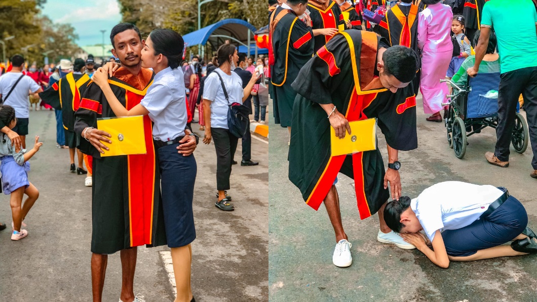 泰國一所大學舉辦畢業典禮一名女畢業生竟對一名男子下跪行禮。（圖／翻攝自臉書）