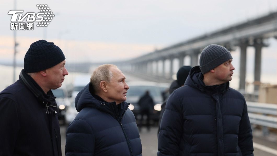 俄國總統普欽視察克里米亞大橋。（圖／達志影像美聯社）