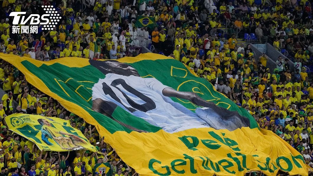 巴西球員向球王比利致敬。（圖／達志影像美聯社）