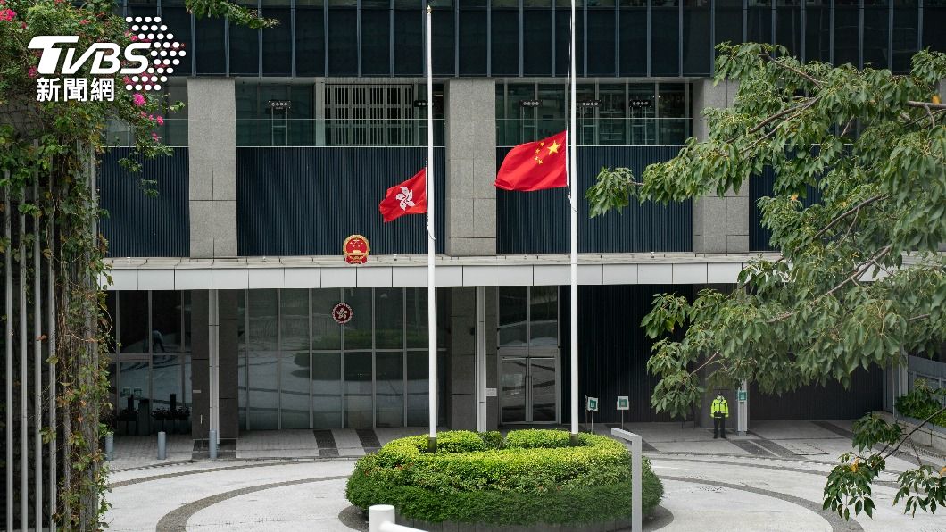 香港公民廣場降半旗悼念江澤民。（圖／達志影像美聯社）