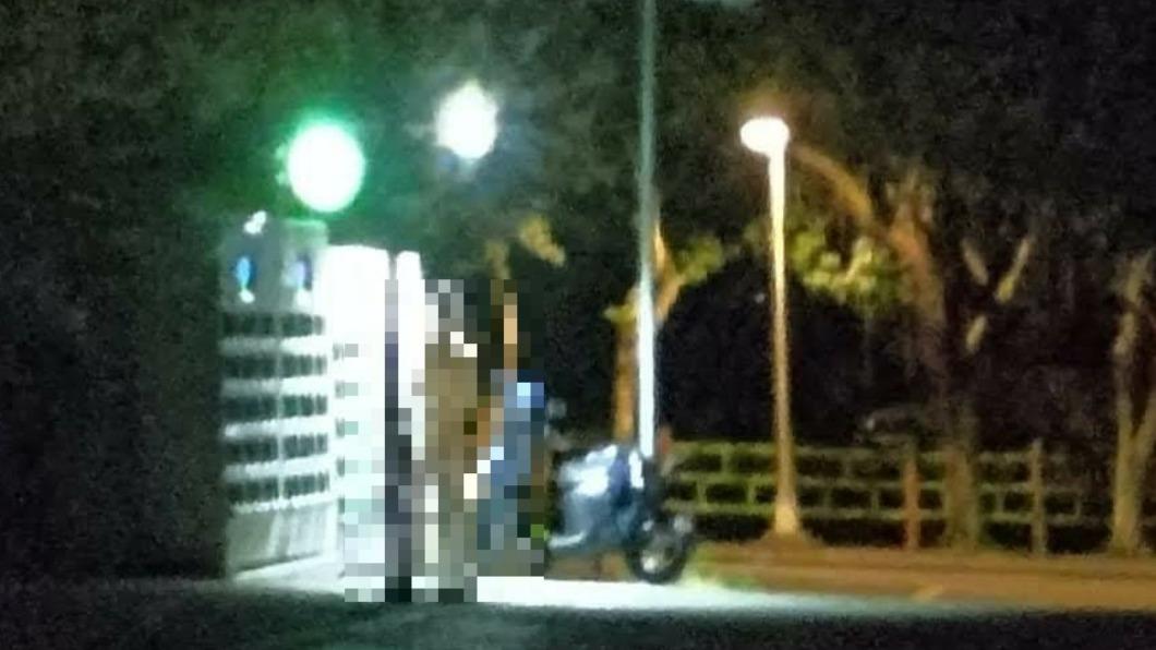 民眾目擊男子全身赤裸在電動車充電站。（圖／翻攝臉書我是中和人）