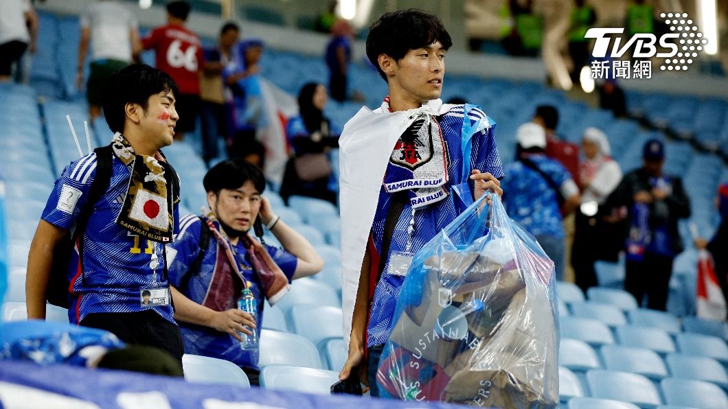 日本落敗後，球迷依然留在場內撿垃圾。（圖／達志影像路透社）