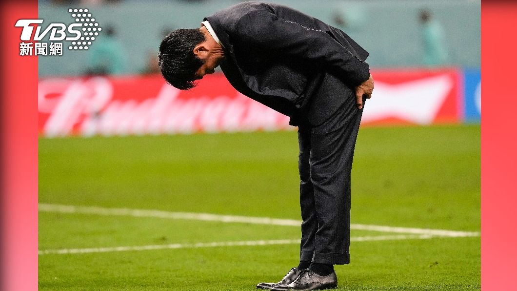 日本隊總教練森保一場上鞠躬。(圖/達志影像美聯社)