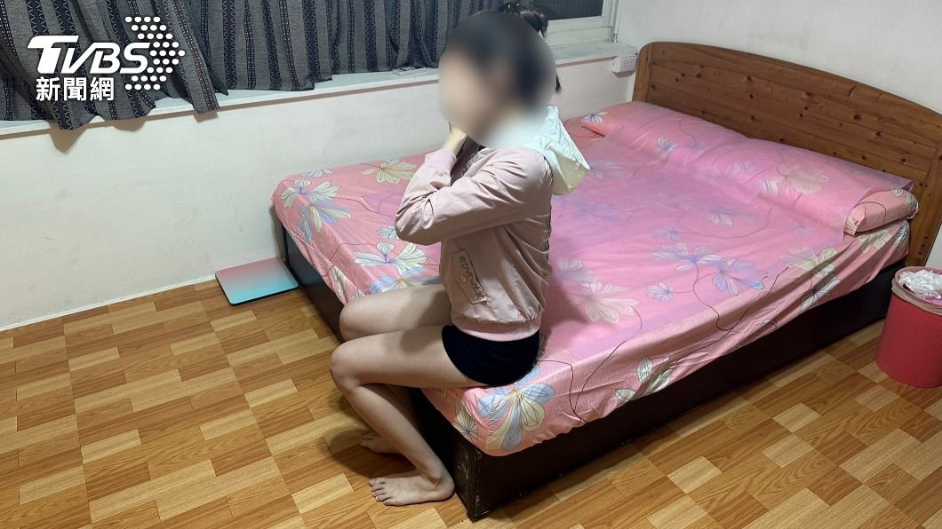 警方逮捕3名越南籍女子。（圖／TVBS） 越籍正妹來台念大學竟下海賣淫　警搗破應召站逮3女