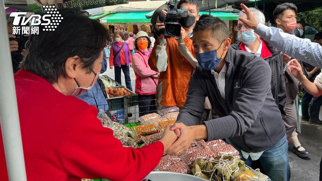 民進黨台北市立委補選參選人吳怡農上午在市場掃街拜票。（圖／方炳超攝）