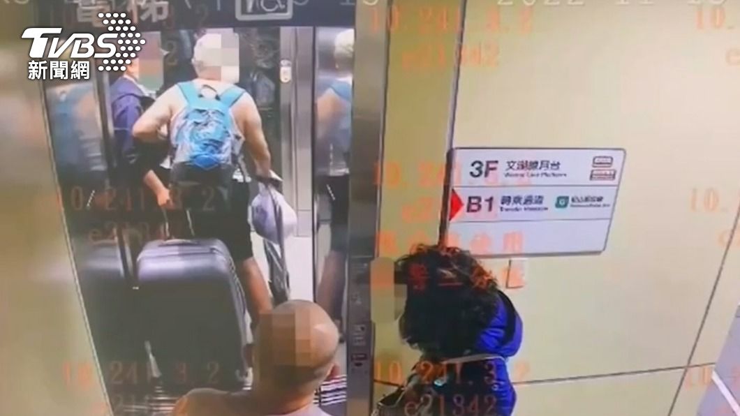2人在捷運電梯內動手。（圖／TVBS）