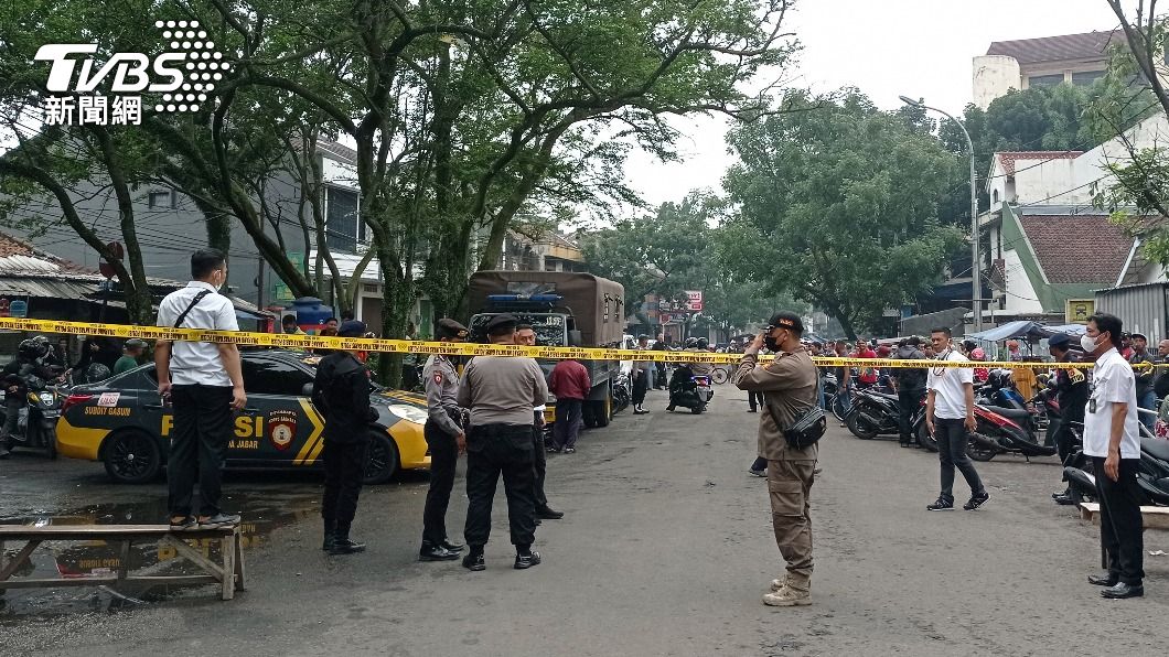 印尼萬隆巿警察局發生自殺炸彈爆炸事件。（圖／達志影像美聯社）