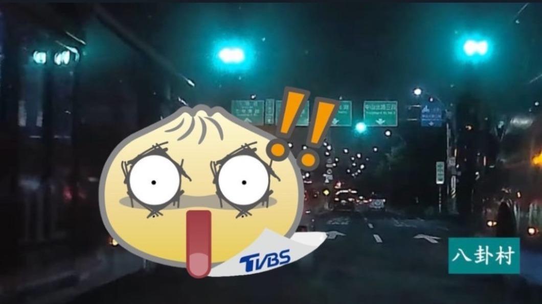 行車紀錄器錄下三寶擦撞到公車的瞬間。（圖／翻攝自八卦村臉書）
