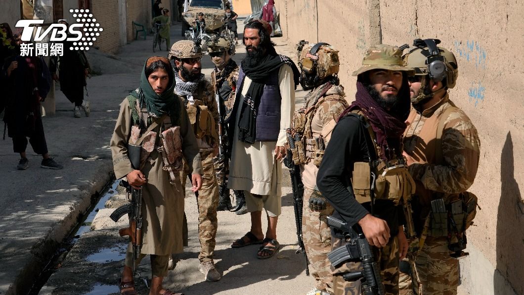 塔利班武裝人員在一處教育中心外巡邏。（圖／達志影像美聯社）