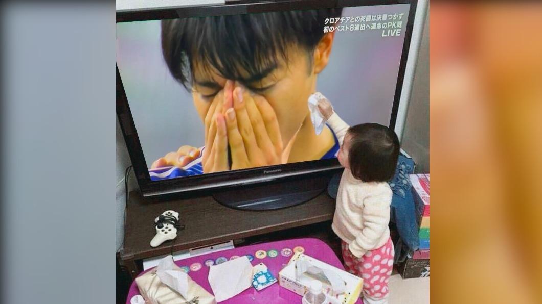 一名小女孩拿著手帕，為電視機上的日本球員三笘薫擦眼淚。（圖／翻攝自 Out Of Context Football推特）