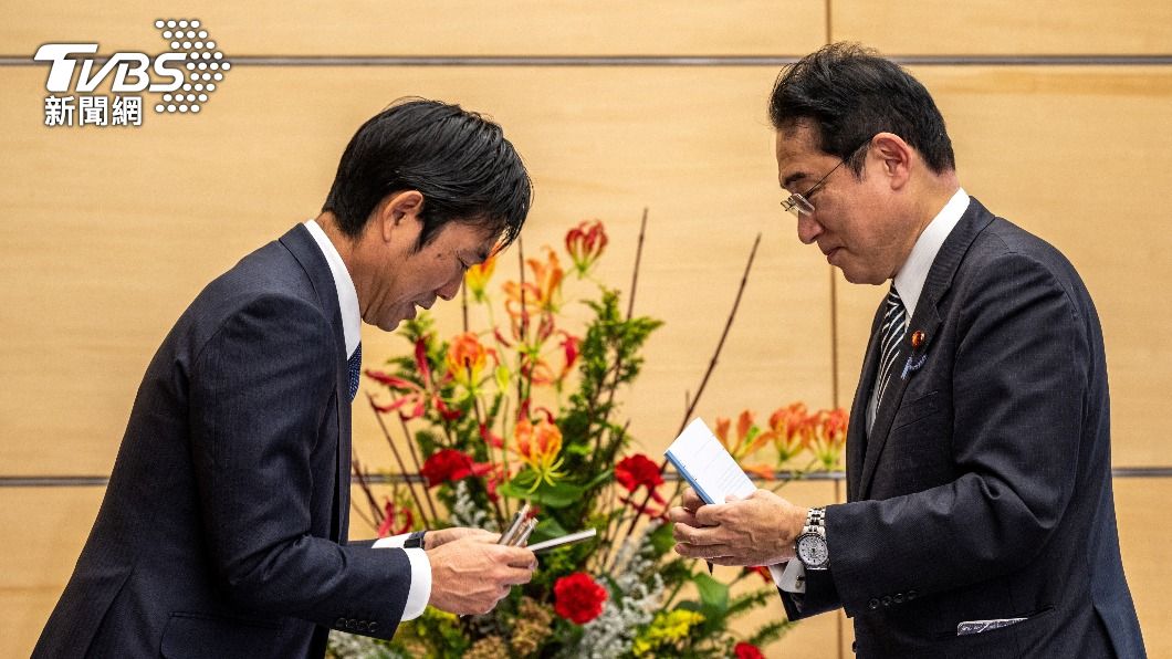 岸田文雄（右）和森保一交換筆記本，岸田還在筆記本內簽名，讓網友調侃他「這樣不要緊嗎」。（圖／達志影像路透社）