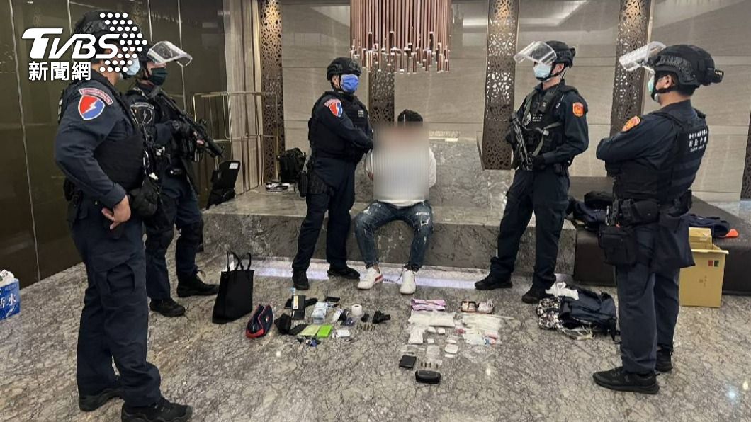 警方在五星級飯店逮捕羅男。（圖／TVBS）