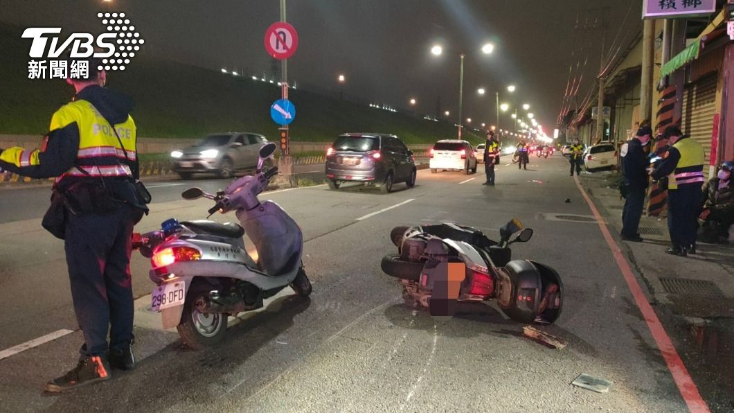 蘆洲環堤大道昨晚發生死亡事故，警方在現場交管。（圖／TVBS）