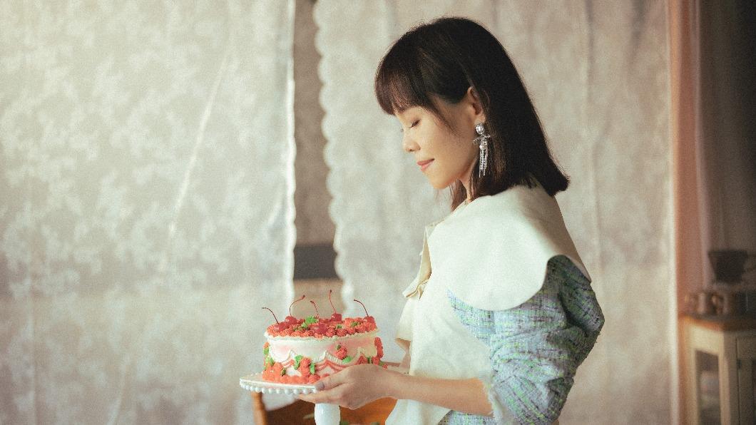 彭佳慧推出客語專輯《我在客廳做的夢》，新歌〈玫瑰花香〉MV充滿浪漫的粉紅泡泡。（圖／索尼音樂提供）