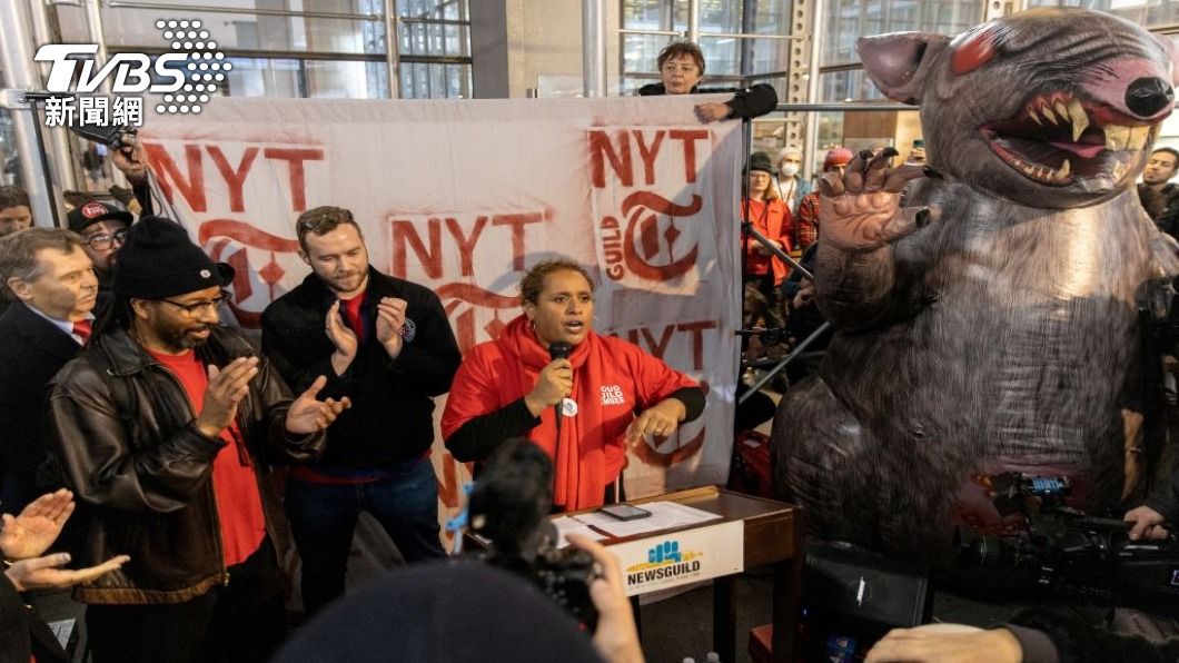美國紐約時報與紐約新聞工會的新一輪合約談判未能達成共識，1100多名員工12／8午夜展開該報40多年來的首次罷工。（圖／路透社）
