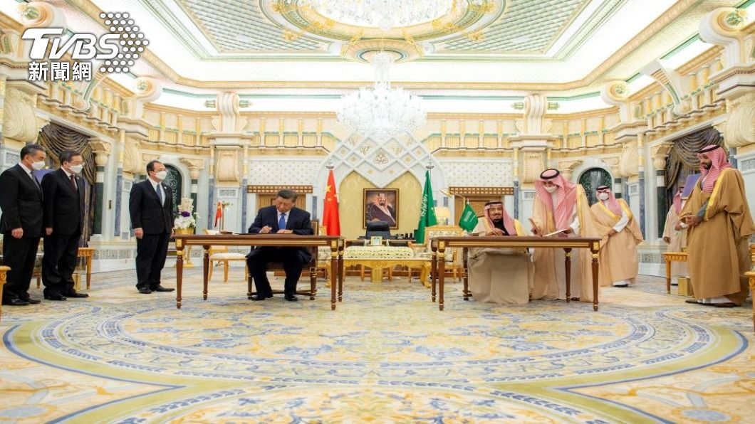 大陸國家主席習近平出訪沙烏地阿拉伯，雙方8日簽署全面戰略夥伴協議。（圖／路透社）