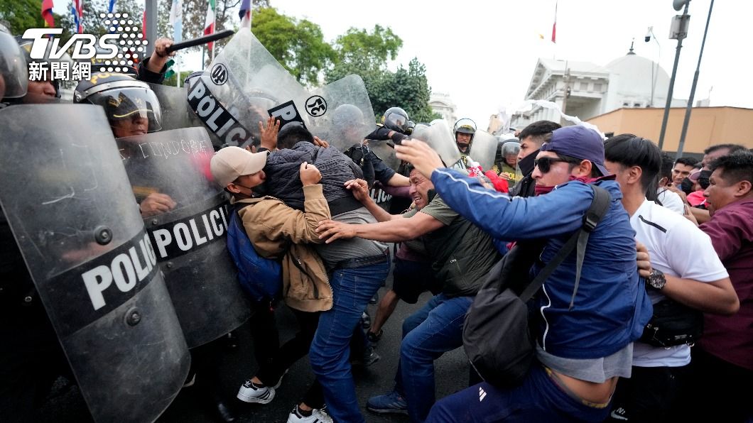 秘魯民眾抗議逮捕卡斯蒂約。（圖／達志影像美聯社）