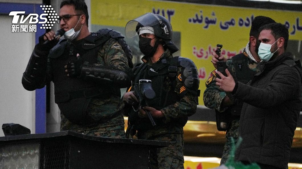 傳伊朗軍警在鎮壓頭巾革命時「男女有別」，會故意射擊女性示威者的性器官、胸部、臉。（圖／達志影像美聯社）