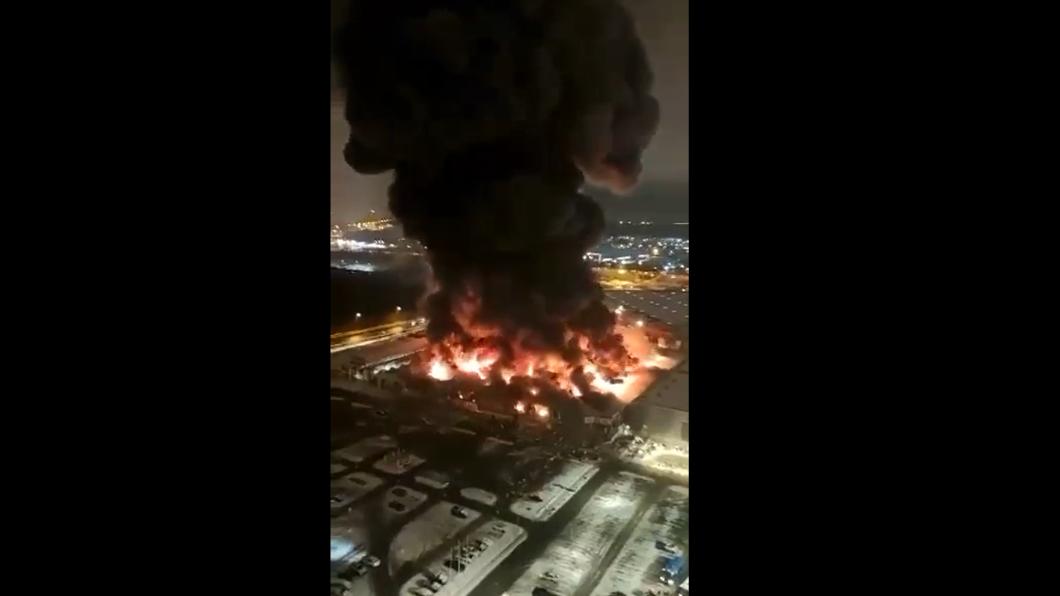 俄羅斯首都莫斯科郊區商場發生爆炸，烈焰與濃煙直竄天際。（圖/翻攝推特)