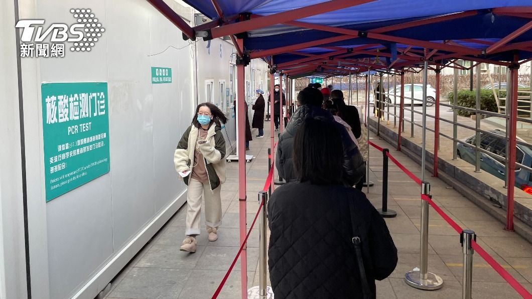 圖為北京城區內一家醫院排隊做核酸的人潮。（圖／中央社）