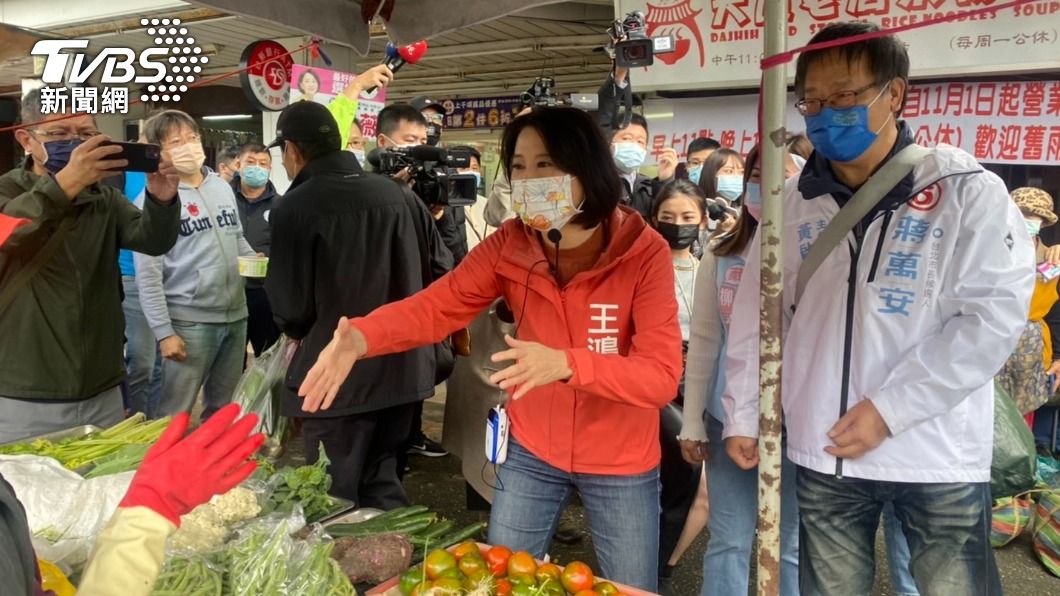 國民黨台北市第三選區立委參選人王鴻薇今早赴大直市場掃街。（圖／林至柔攝）