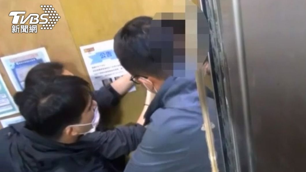 犯嫌搭電梯下樓被員警逮個正著。（圖／TVBS）