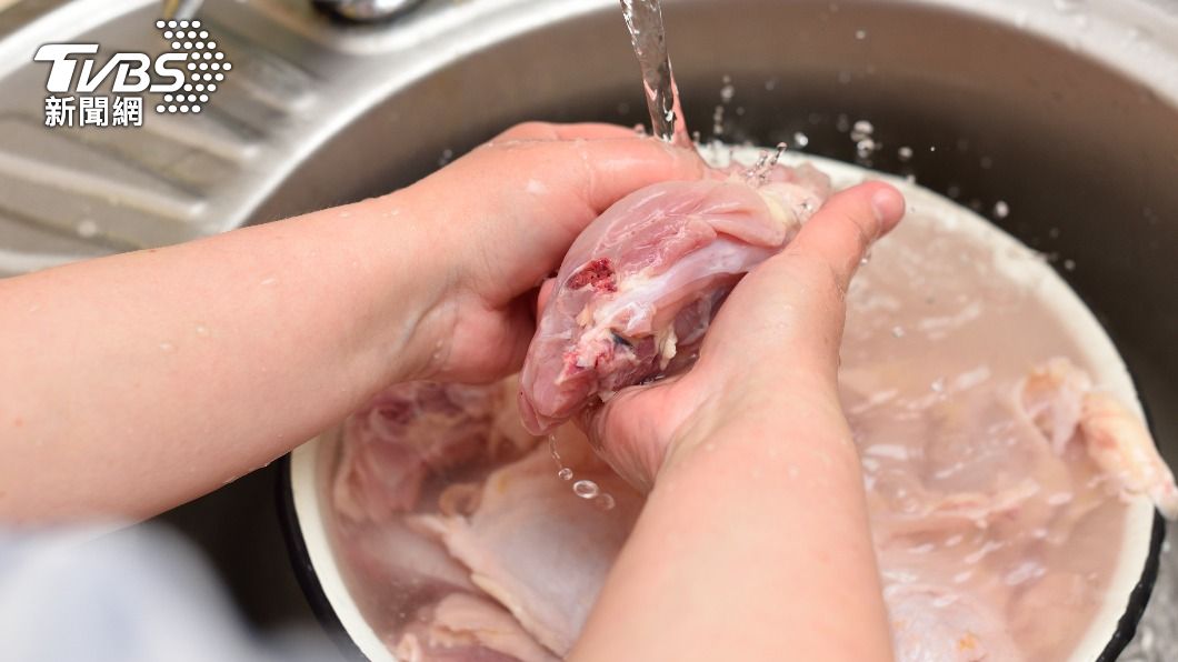 用錯方式洗生雞肉，吃下肚恐腹瀉又拉血。（示意圖／shutterstock達志影像）