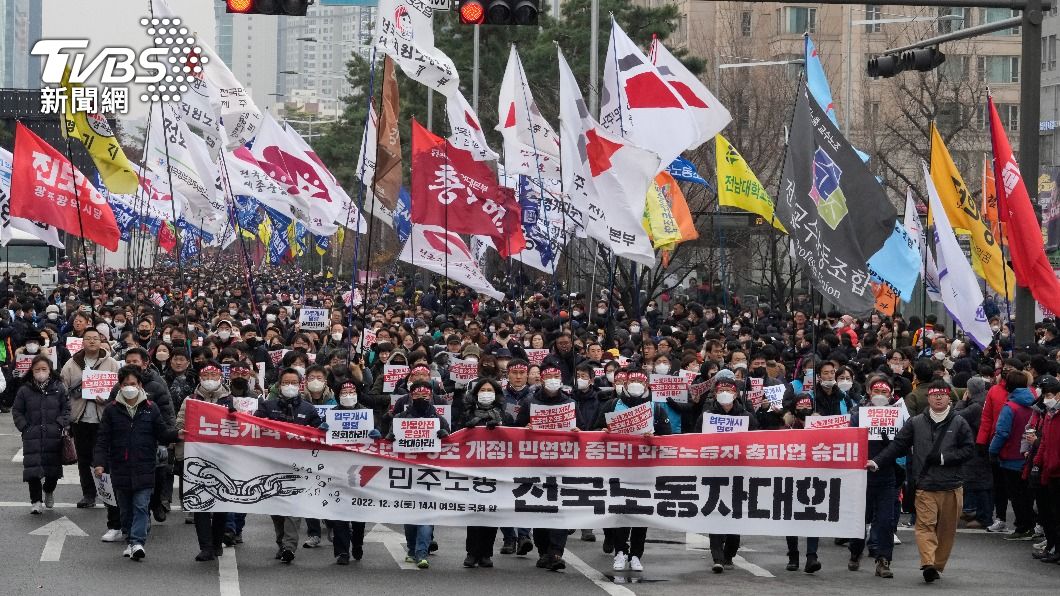 南韓聯合工會成員走上街頭抗議。（圖／達志影像美聯社）
