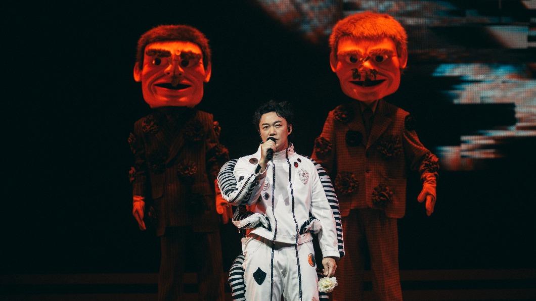 金曲歌王陳奕迅昨在香港紅館開唱，吸引大批星友朝聖。（圖／ESL Limited提供）