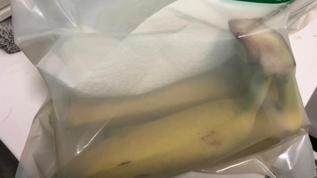 原PO把香蕉放進保鮮袋裡保存。（圖／翻攝自Costco好市多 商品經驗老實說）