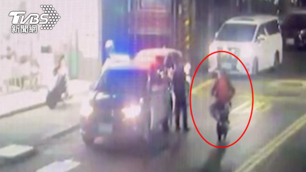 男子酒後騎乘微型電動二輪車出門遭警方攔查。（圖／TVBS）