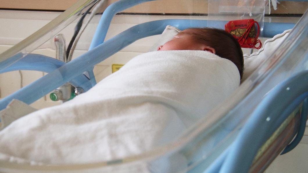 男嬰一度缺氧，出生後實施低溫療法搶救，免於腦損傷。（圖／院方提供）
