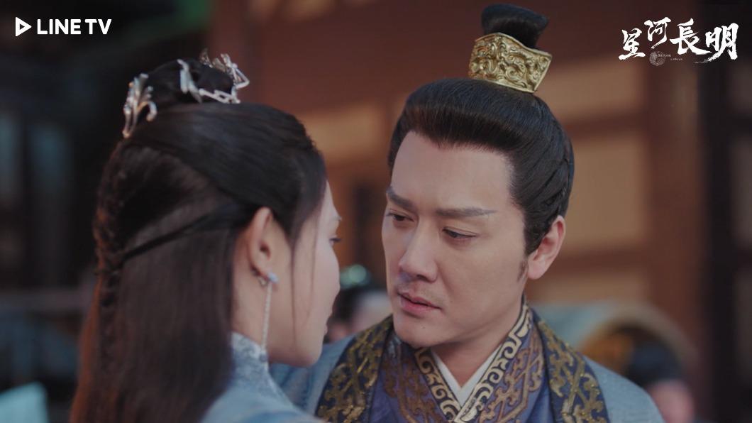 馮紹峰（右）與彭小苒在《星河長明》 共譜又甜又虐的愛情。（圖／LINE TV提供）