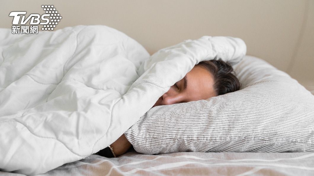 天氣轉涼，不少人更加昏昏欲睡容易賴床。（示意圖／shutterstock 達志影像）