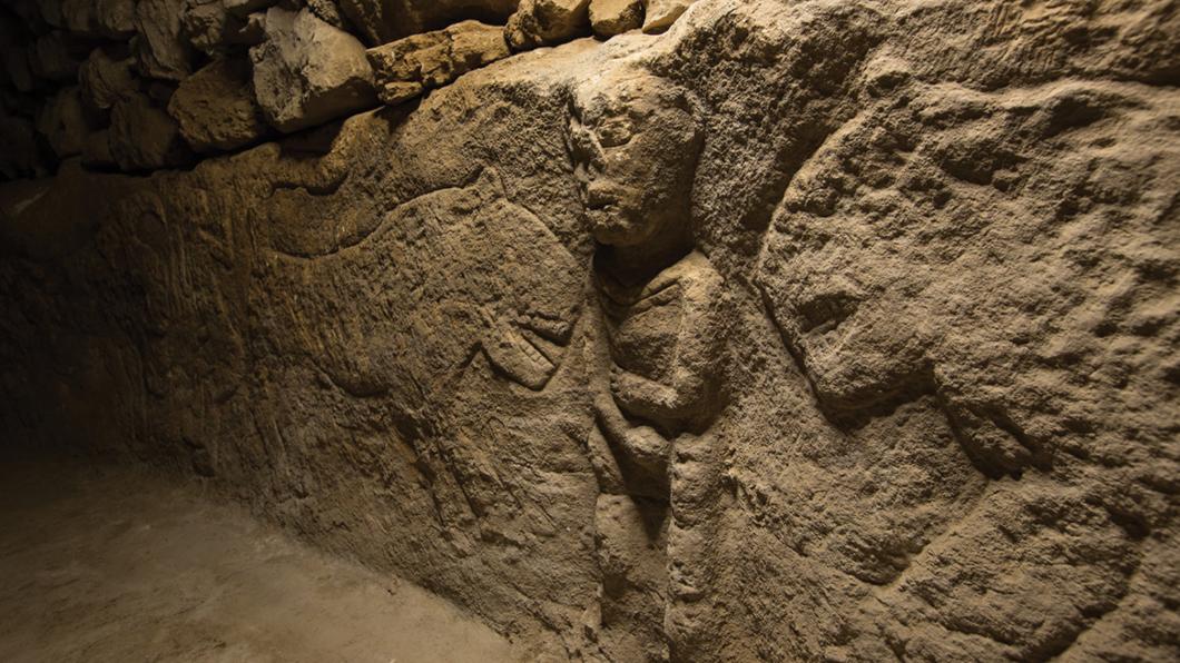 土耳其考古學家2021年發現1.1萬年前的石壁浮雕，作品焦點為一名手握生殖器的男子，左右兩側各有一隻豹。（圖／翻攝自《Antiquity》期刊）