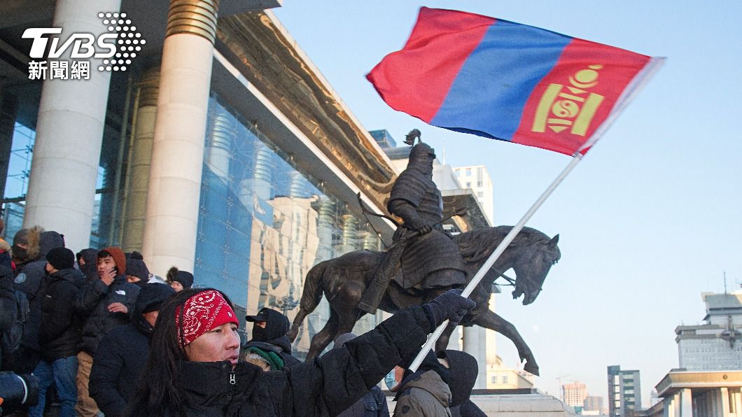 蒙古人頂著酷寒天氣在首都露宿示威。（圖／達志影像美聯社）