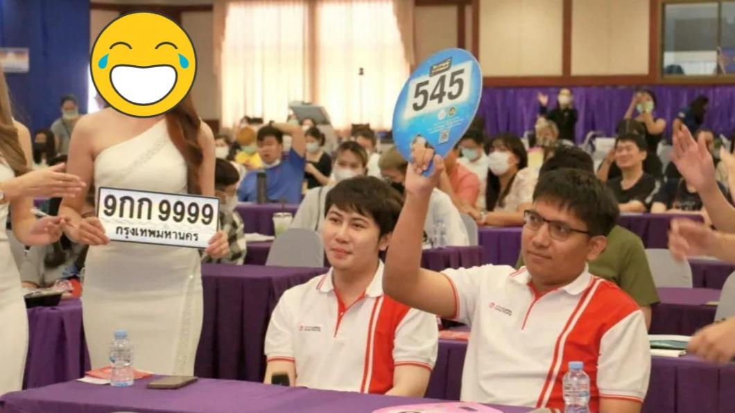 泰國1組車牌號碼天價售出，一旁的舉牌美女聽到後傻眼。（圖／翻攝自「泰國清邁象」臉書）