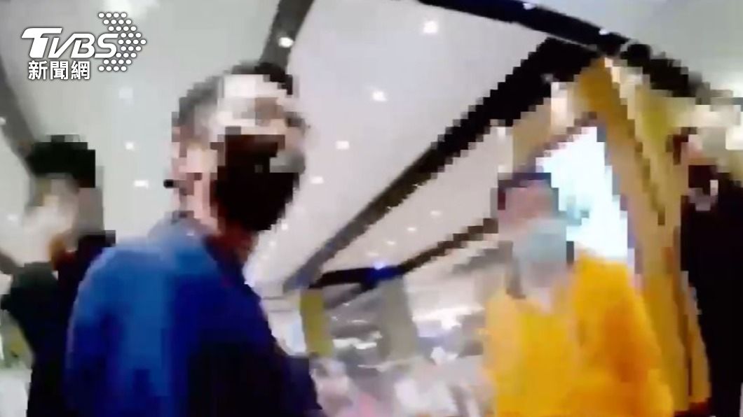 兩名男子在百貨公司美食街發生肢體衝突。（圖／TVBS）