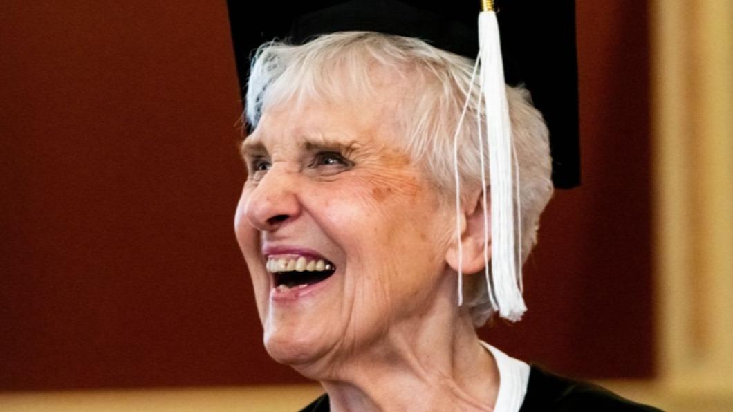 美國90歲阿嬤潔思（Joyce DeFauw）苦讀7年終從北伊利諾大學（Northern Illinois University）畢業，成「校史最年長畢業生」。（圖／翻攝自《CNN》）
